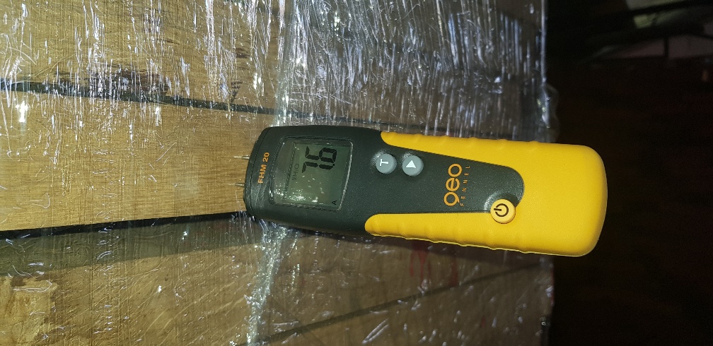 besäumtes Eichenschnittholz mit Feuchtigkeitsmessgerät - edged oak lumber humiditymeter KD - imperius woodtrading